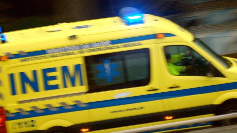 Colisão provocada por viatura em contramão faz dois mortos