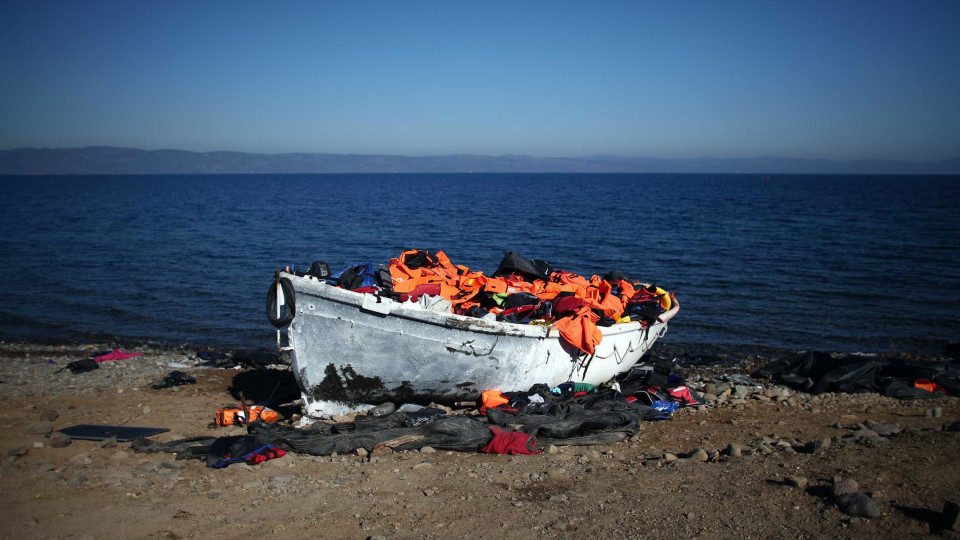 Pelo menos 76 migrantes resgatados ao largo de ilhas espanholas