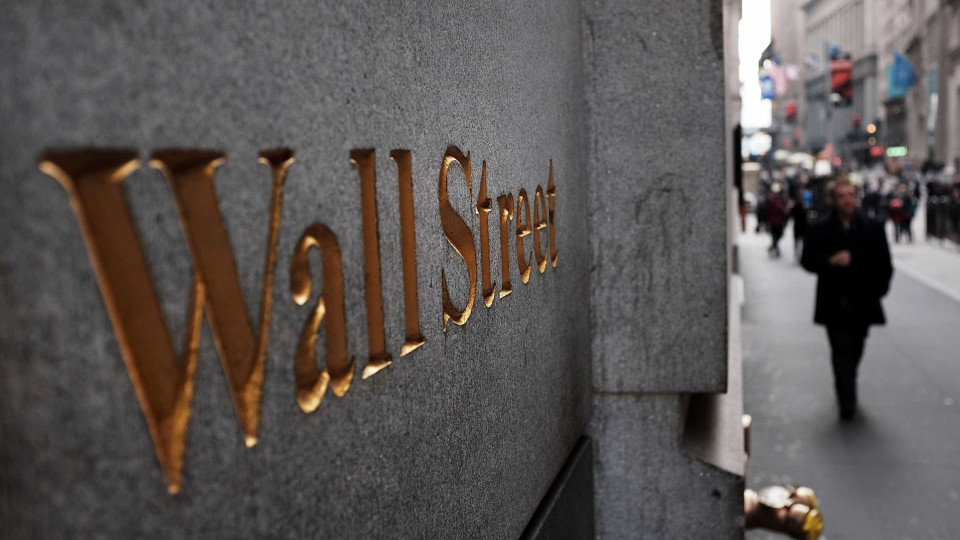 Wall Street fecha em baixa 'nervosa' com descida do rating dos EUA