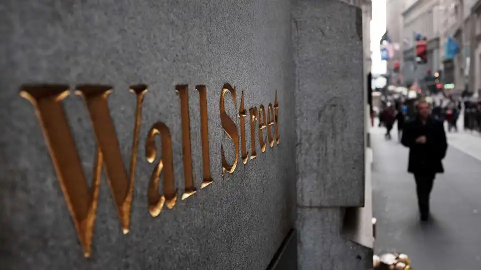 Wall Street fecha em baixa inquieta com perspectivas dos semicondutores