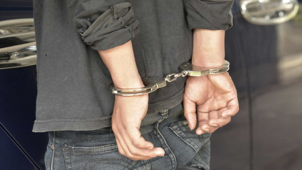 Madeira. Dois homens detidos por furtarem 41 euros e máquina de tabaco