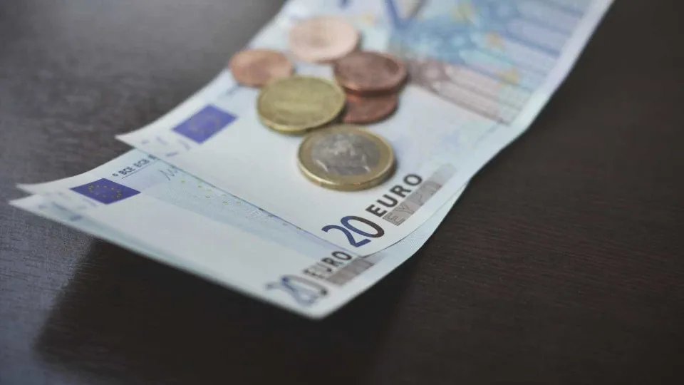 notas euros dinheiro poupar contas rendimento