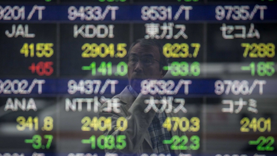 Bolsa de Tóquio abre a perder 2,74%