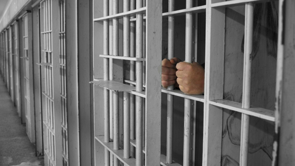 Guarda prisional detido por ter feito sexo com homicida num armário