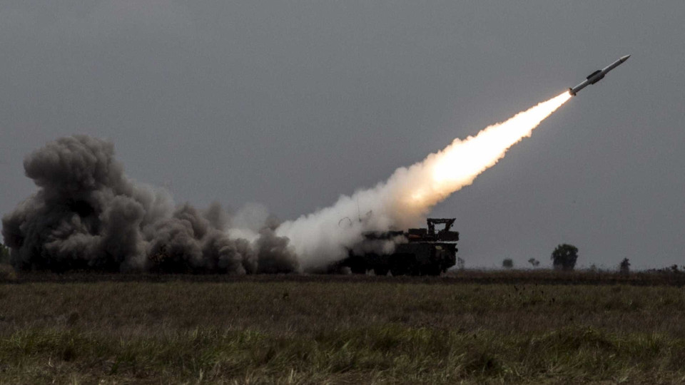 Índia completa 1.º teste com míssil de longo alcance fabricado no país