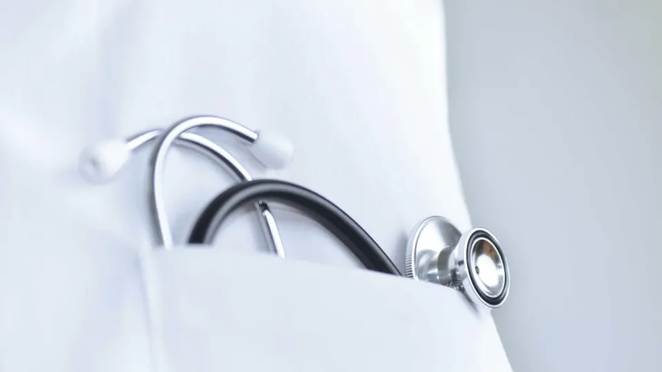 Cerca de um terço dos médicos a exercer em 2024 tinha menos de 35 anos