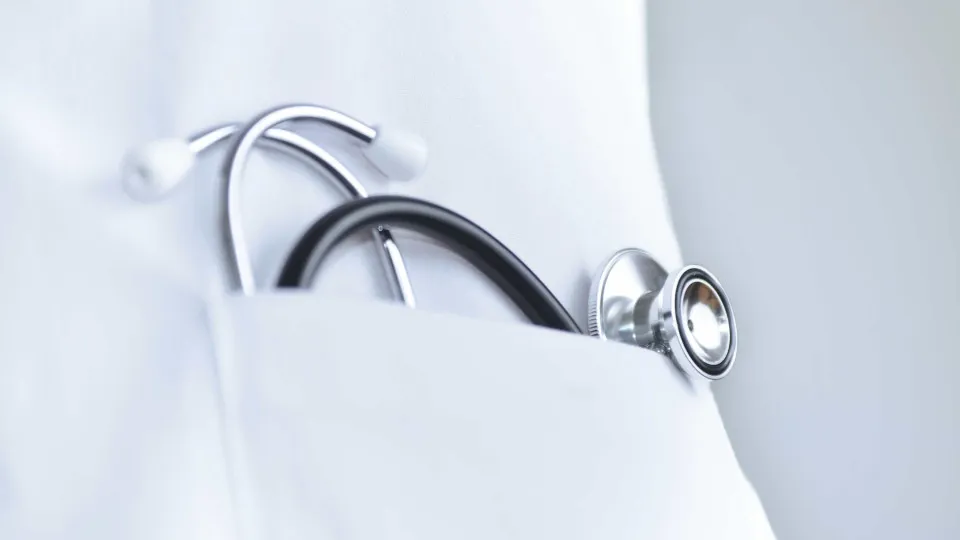 Seguro promulga incentivo a médicos por trabalho suplementar no SNS