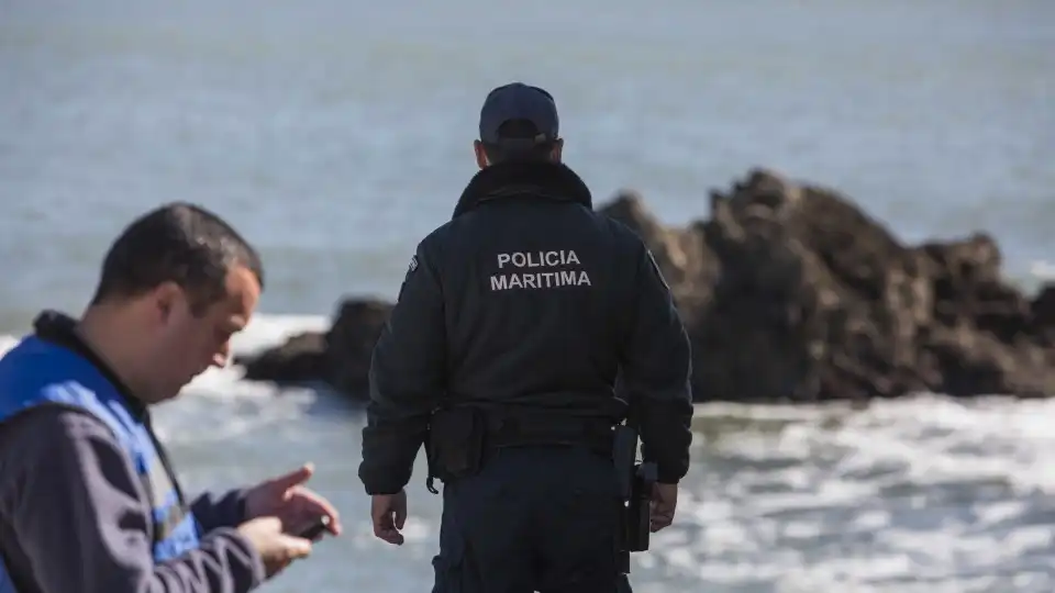 Surfista inconsciente encontrado na Costa da Caparica. Morreu no hospital