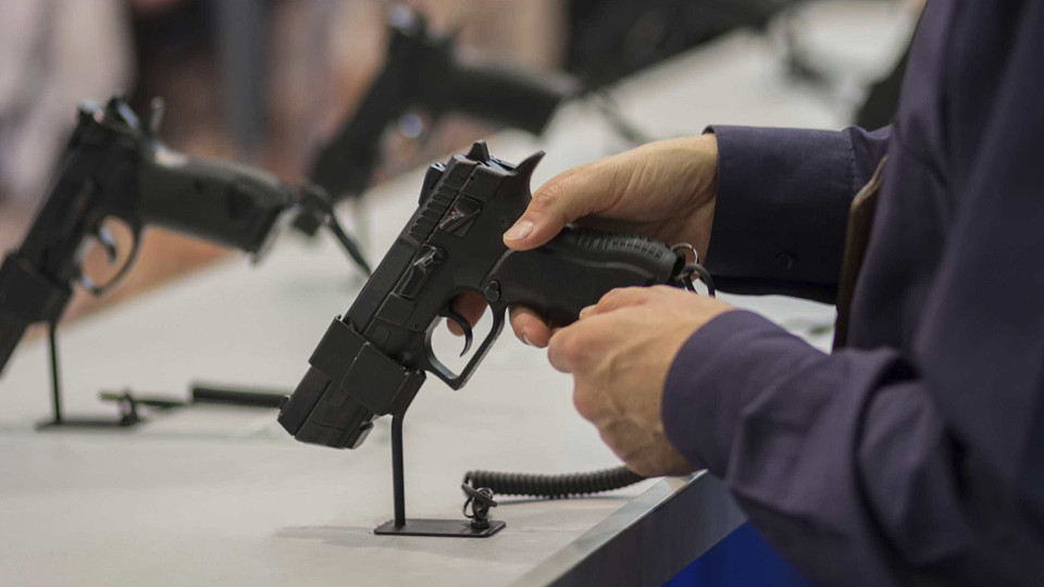 EUA. Suspensa proibição de venda de pistolas a menores de 21 anos