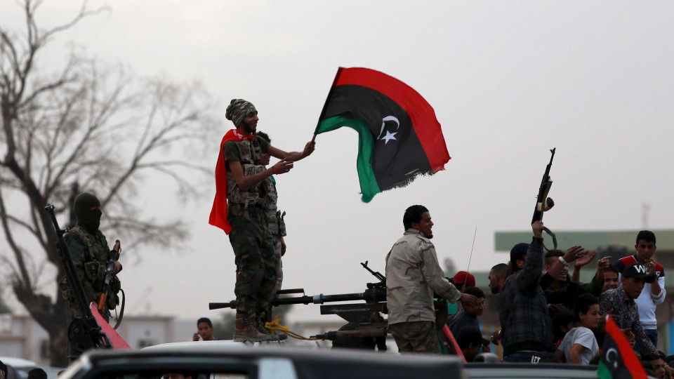 Grupo de homens armados invade estação de televisão na Líbia