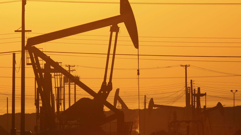 Petróleo atinge máximos de 2014 com tensão entre Rússia e Ucrânia