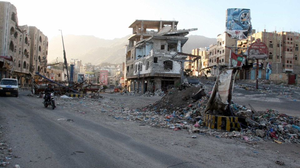 Número de mortos em ataque a base aérea no Iémen sobe para 30