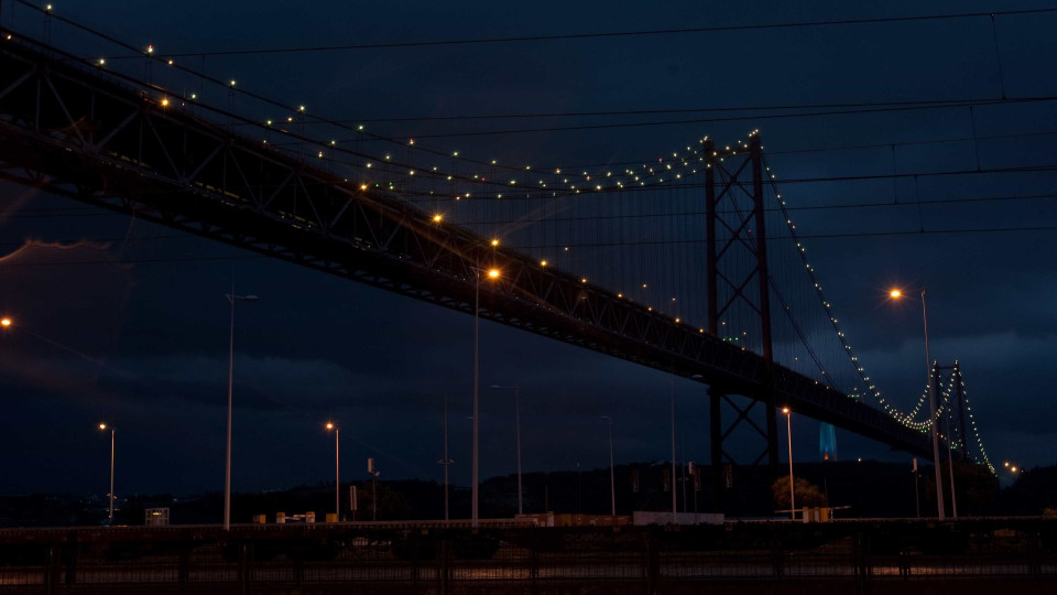 Acidente na Ponte 25 de Abril. Trânsito está caótico