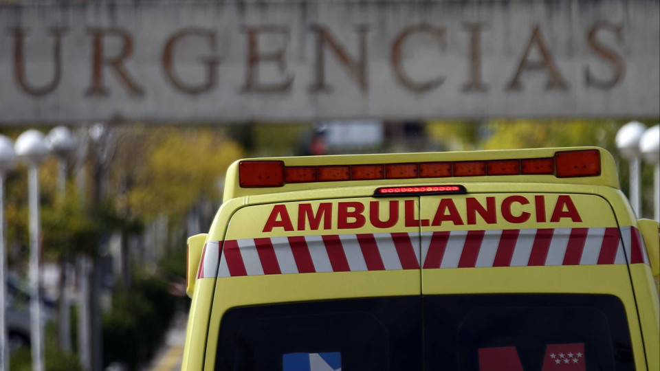 Homem morre em Espanha depois de carro que reparava lhe cair em cima