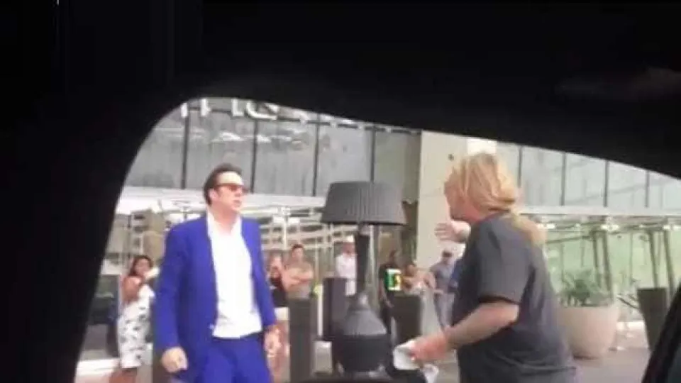 Nicolas Cage em desacato com Vince Neil à porta de casino