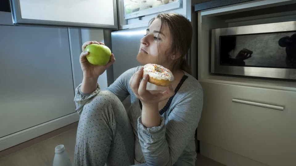 Acorda a meio da noite para comer? Eis o que precisa de saber