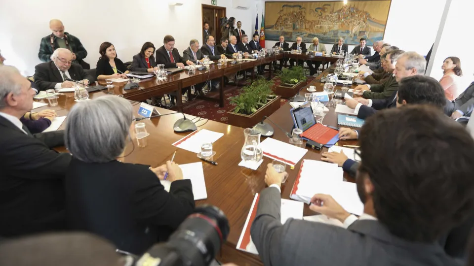 Governo e parceiros sociais discutem salário mínimo, sem consenso