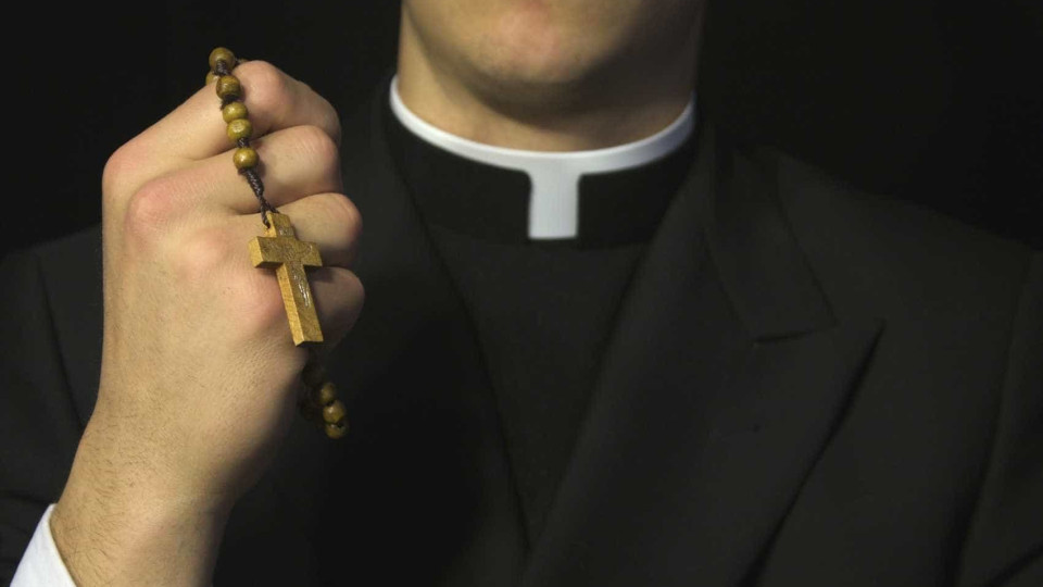Movimento apela à reintegração de padre condenado em tribunal