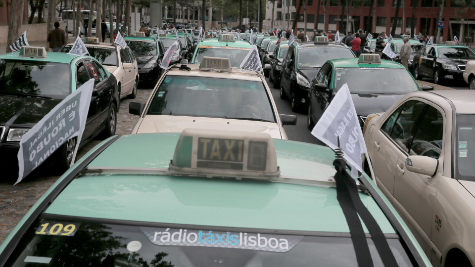 Taxistas admitem recorrer aos tribunais para travar concorrente da Uber