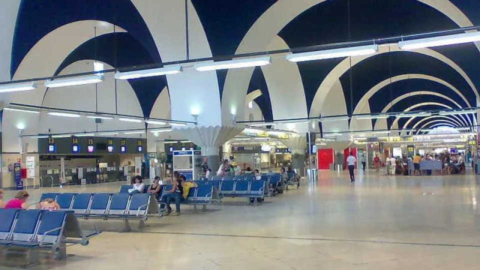 Homem detido por assediar portuguesa no Aeroporto de Sevilha 