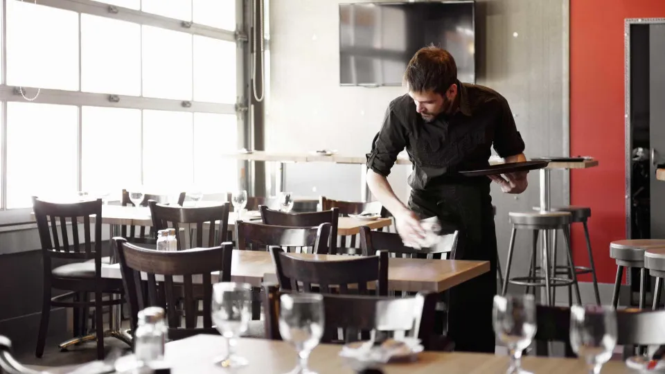 Parlamento impõe medidas de distanciamento social em restaurantes e bares