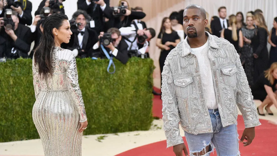 Já distantes, Kim Kardashian e Kanye West mantêm-se juntos pelos filhos