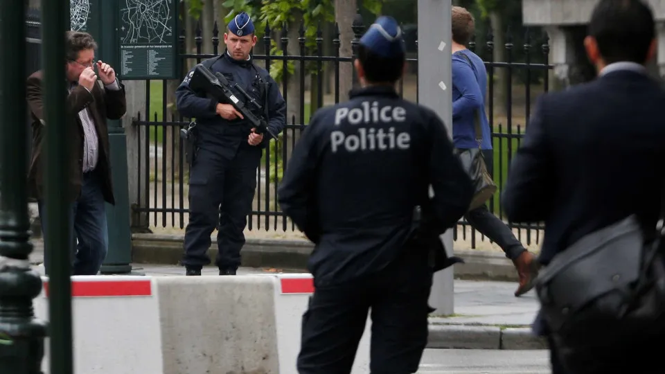 Polícia belga interceta dezenas de veículos que se dirigiam para Bruxelas