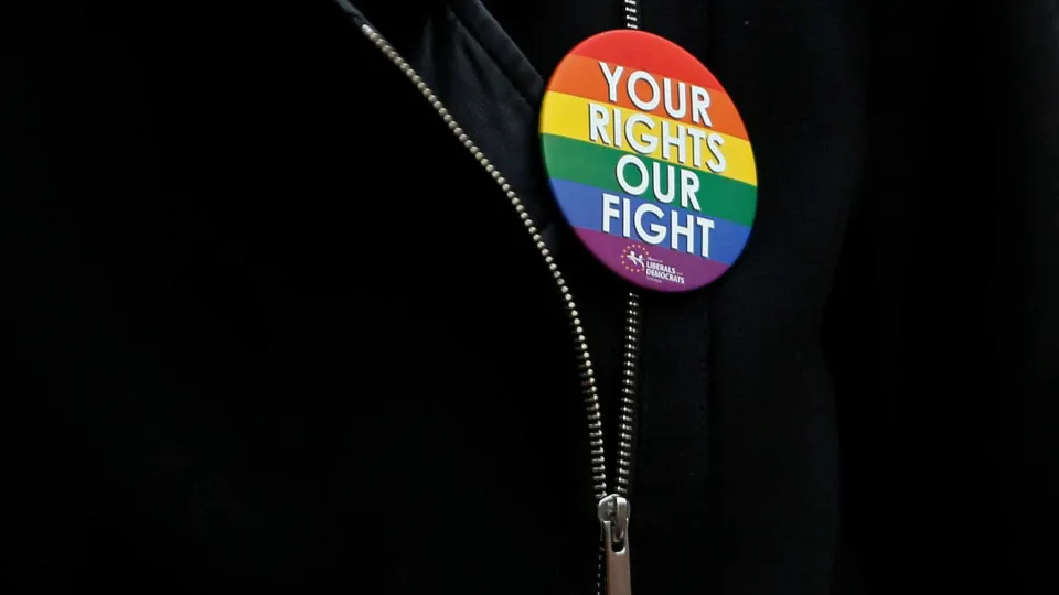Foi rejeitado pela família no Natal por ser gay. Professor surpreendeu-o