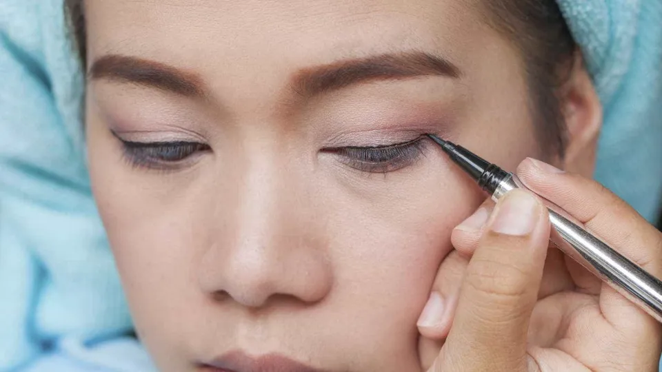 O truque para fazer um eyeliner perfeito e sem esforço