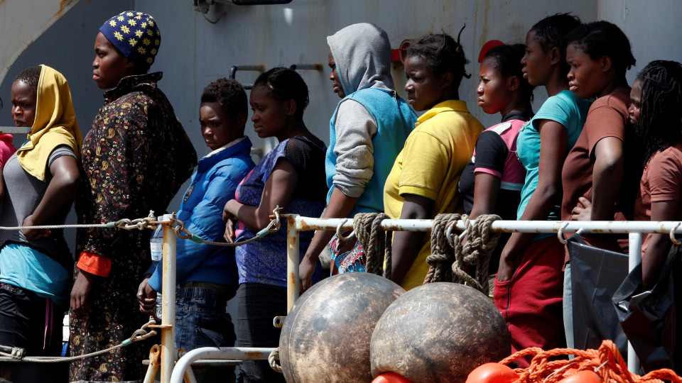 Migrações: Pelo menos 74 mortos em naufrágio ao largo da costa líbia