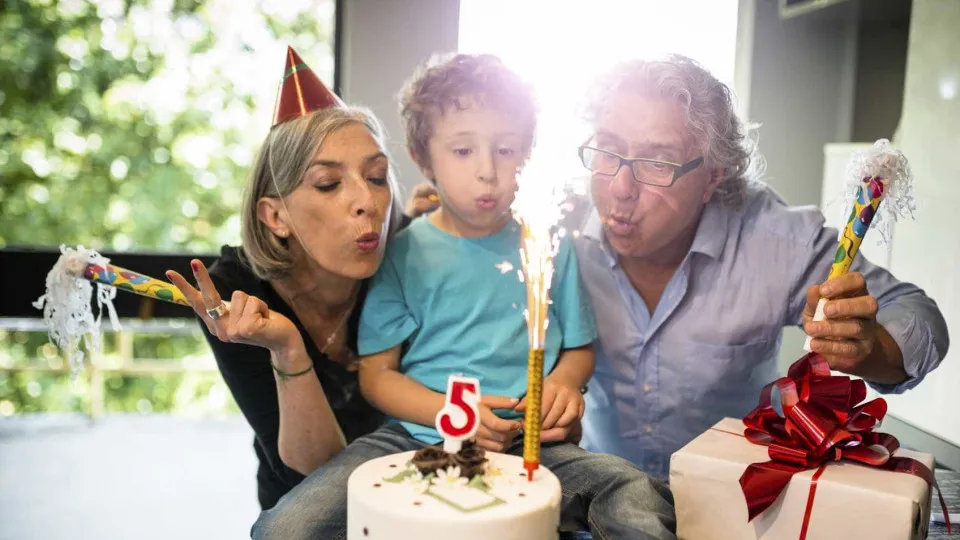 Por que não devemos soprar as velas de aniversário