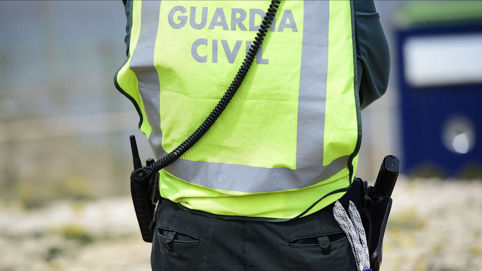 Mulher encontrada morta e amordaçada em carro em Espanha. Filhos detidos 