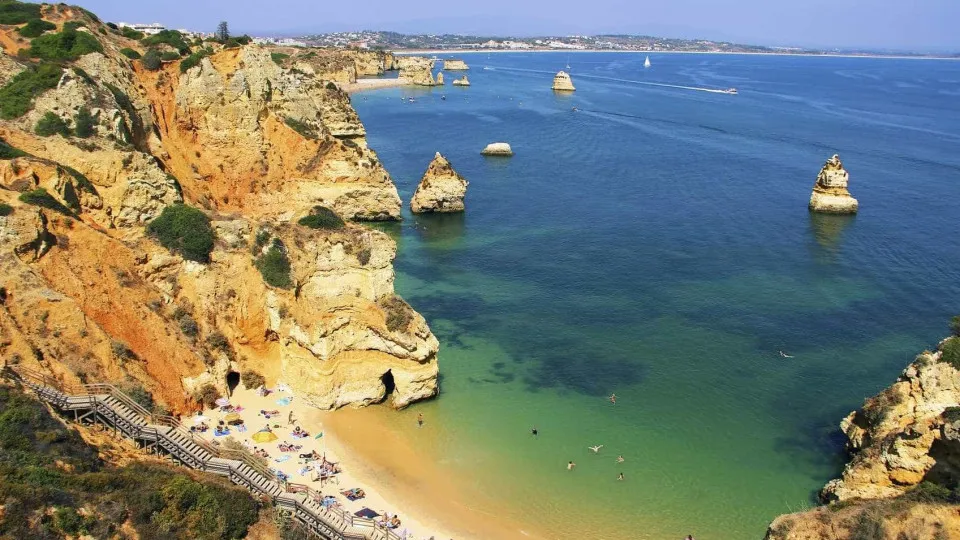 Levantada interdição de ida a banhos na praia do Camilo em Lagos
