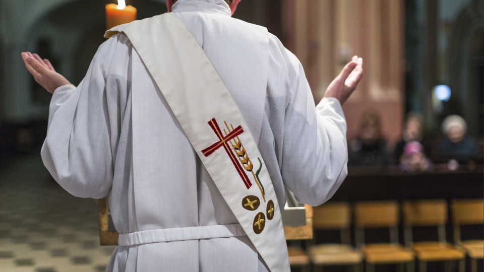 Padre da lista enviada à diocese de Setúbal tinha sido afastado por abuso