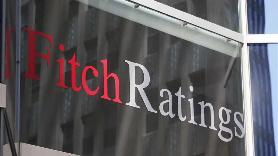 Fitch mantém rating de França mas coloca-o em perspetiva negativa