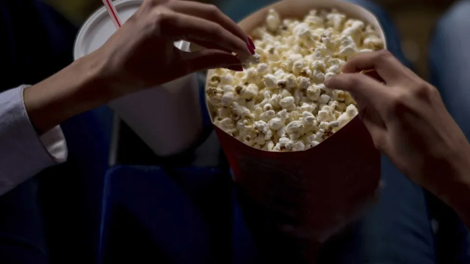 Quão saudáveis são as pipocas que come no cinema? Pouco