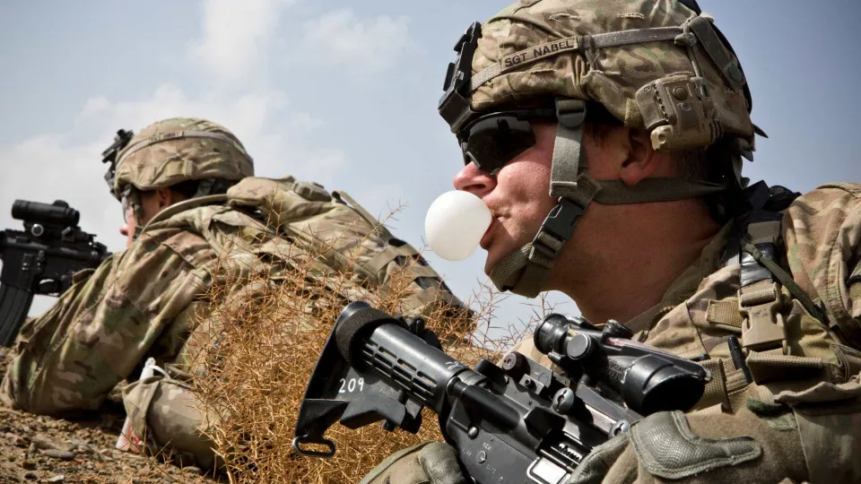Exército dos EUA proíbe telefones de marcas chinesas para funcionários