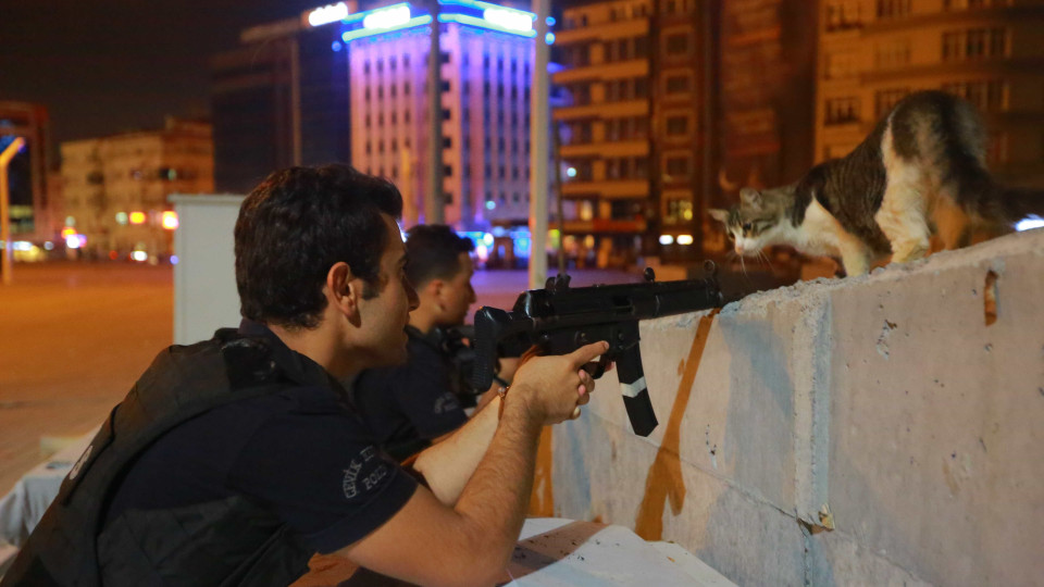 Soldados a depor armas na Praça Taksim