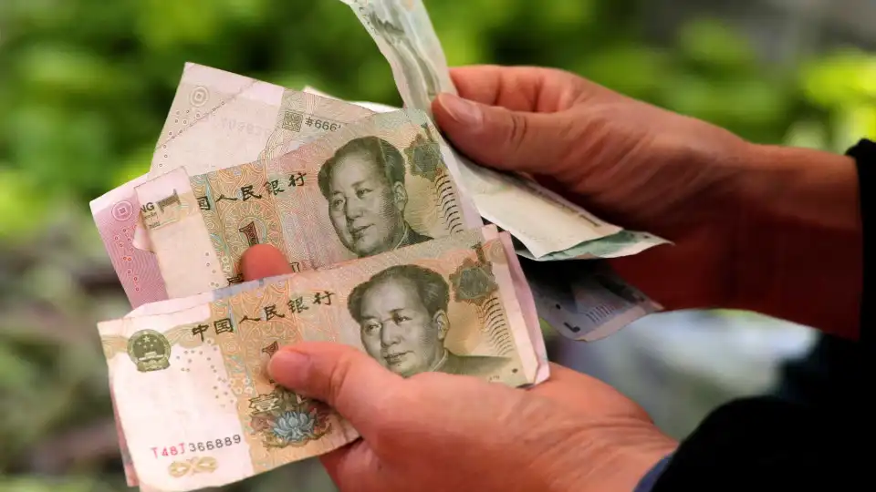 Moeda chinesa desce abaixo de sete por dólar pela primeira vez desde 2023