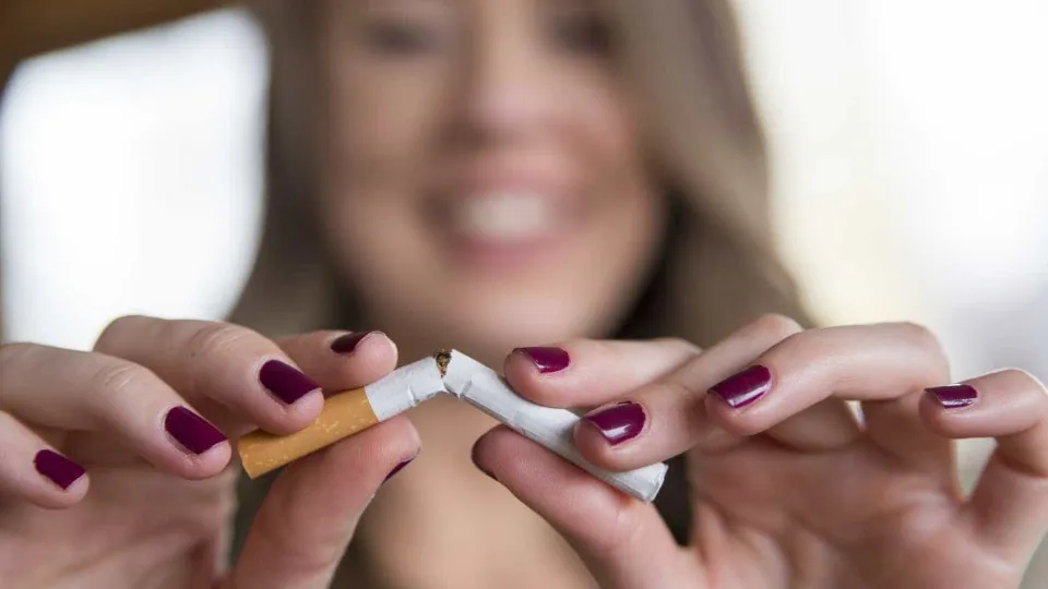 Mulheres, já há um momento ideal para deixarem de fumar