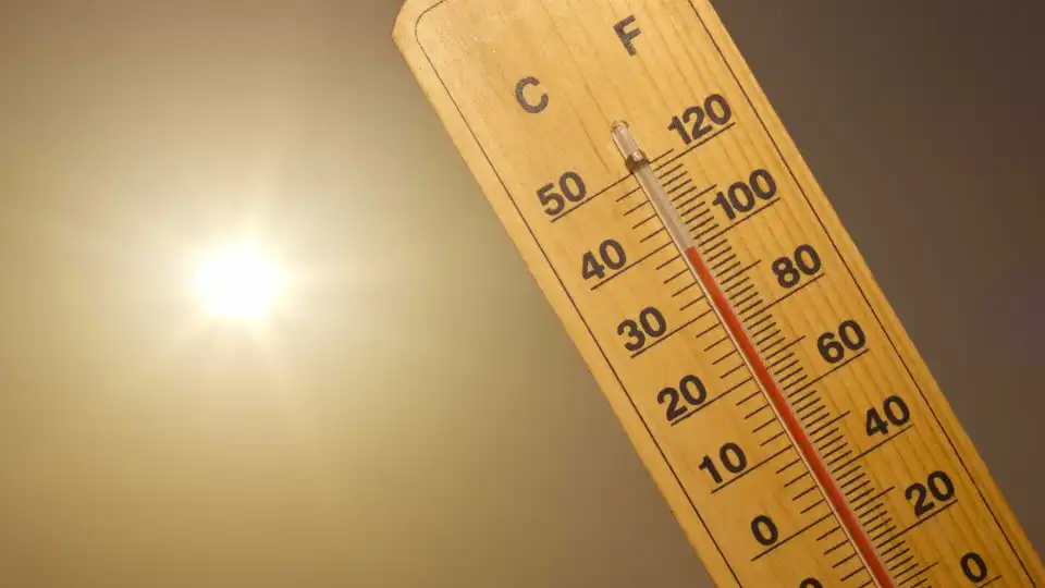 Calor continua e máximas chegam aos 40ºC. Céu com partículas de fumo