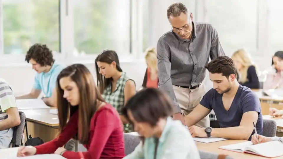 Falta de docentes é problema global. Por que é uma profissão indesejada?