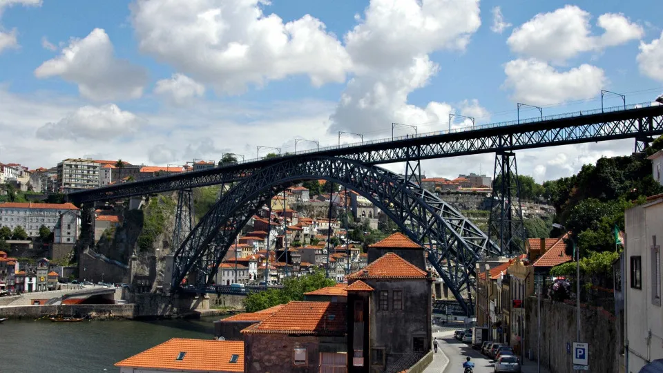 Corpo em avançado estado de decomposição a flutuar no rio Douro