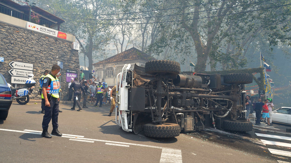 Autotanque dos bombeiros capotou no Funchal. Há feridos