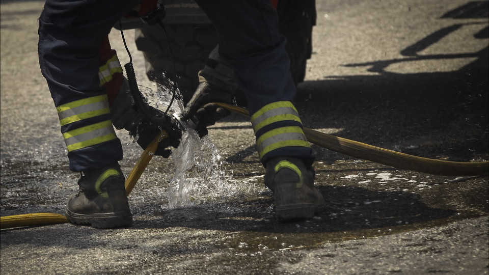 Trabalhadores migrantes desalojados após incêndio em casa sobrelotada