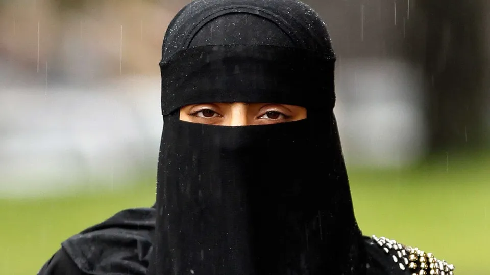 "Violaram valores". Talibãs detiveram mulheres por "mau hijab" em Cabul