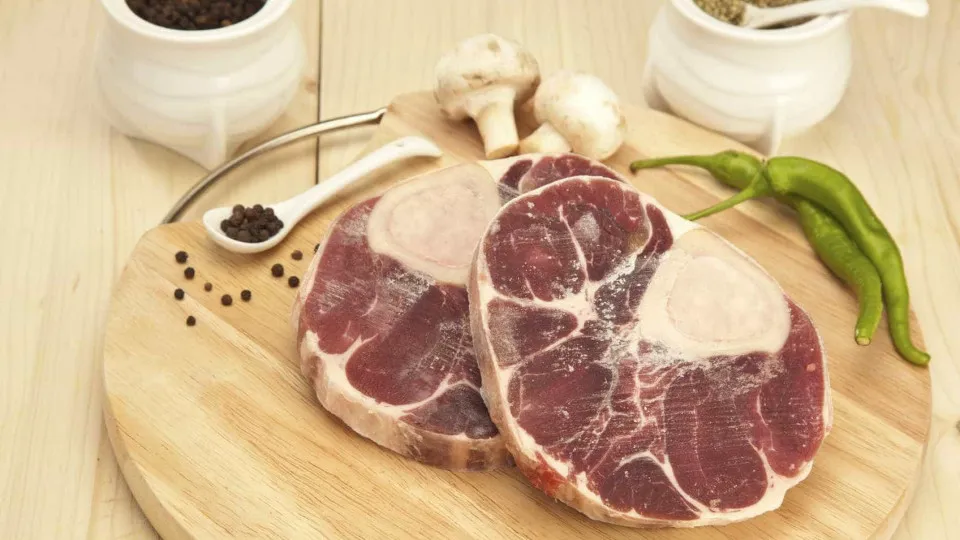 Bifes congelados? Não os descongele, cozinhe-os assim
