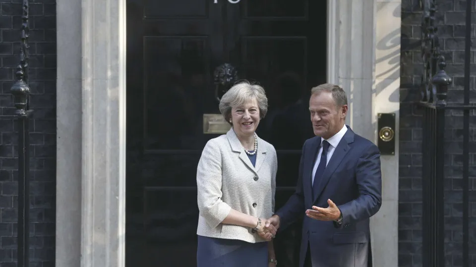 Tusk e May reúnem-se no domingo à margem da cimeira UE-Liga Árabe