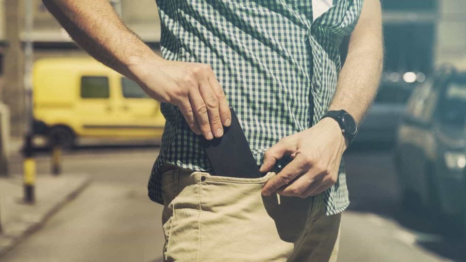 Homens devem evitar colocar o telemóvel no bolso