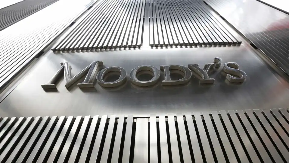 Moody's mantém nota da dívida pública francesa mas revê perspetiva em baixa